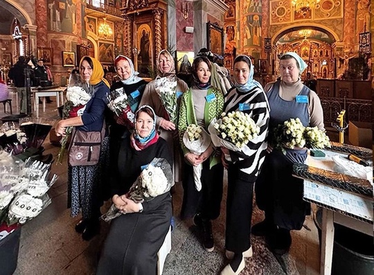 Троицкий собор в Дивеево украшают к..