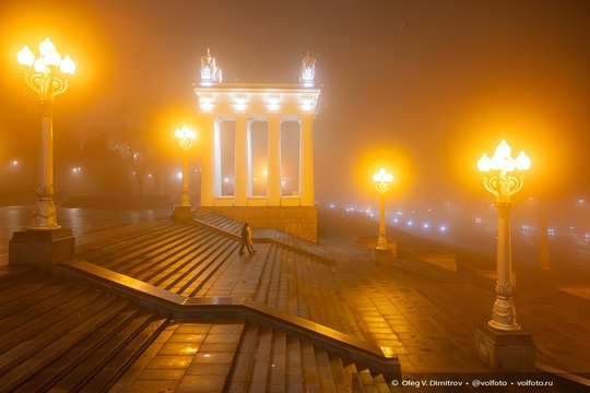 Слияние огней вечернего Волгограда и зимнего тумана! ✨🌫️✨

Завораживающая красота!..