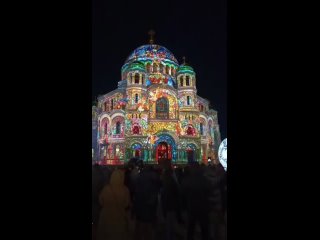 🎄Новогодняя атмосфера у Морского собора в Кронштадте 
 
Захватывающее мультимедийное шоу можно посмотреть..