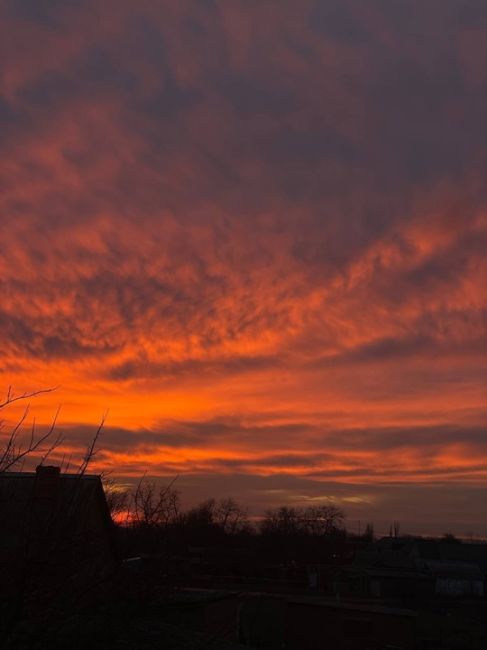 🌆 Закат сегодня был просто невероятным! Делитесь фото в..