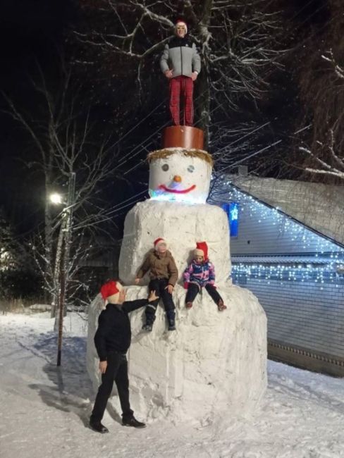 ☃В Арзамасе этой зимой был создан самый крупный снеговик. 
 
Не стесняйтесь делиться своими творениями по..