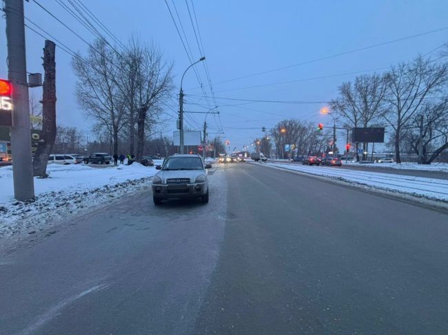 Вчера в 16:30 водитель Хендай Туксон, двигался по улице Сибиряков-Гвардейцев, при перестроении столкнулся с..