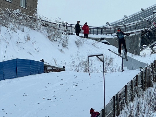 В Перми на комплексе «Летающий лыжник» стартовали международные соревнования по прыжкам на лыжах с..