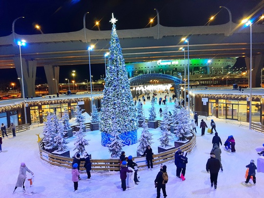 🎄Уникальная новогодняя панорама Санкт-Петербурга 

Необычный вид городу придали праздничные иллюминации..