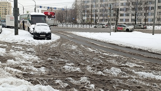 Петербуржцы в соцсетях критикуют уборку города, где объявлен «жёлтый» уровень погодной опасности из-за..