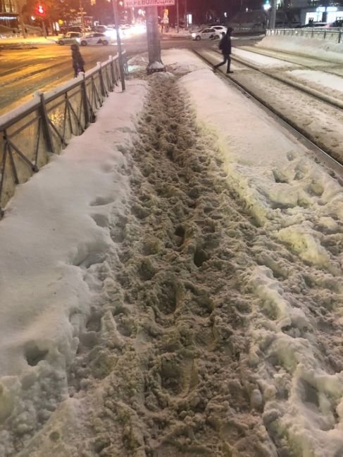 Пермяки жалуются на плохую уборку снега в городе.

"Снегопад не прекращается, а под ногами каша! Идти..