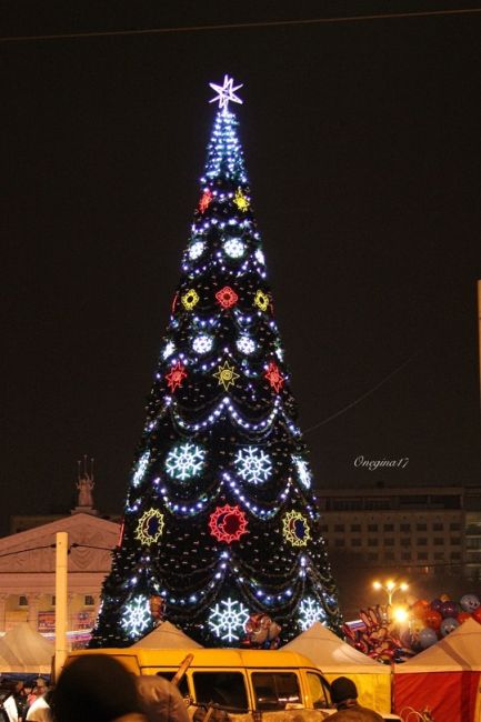 Эволюция главной елки…

Фото: Татьяна..