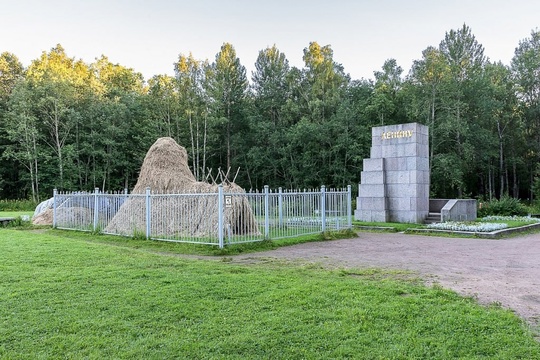 Сгорел шалаш Ленина 
 
Шалаш Владимира Ленина сгорел в музейном комплексе на озере Сестрорецкий Разлив под..