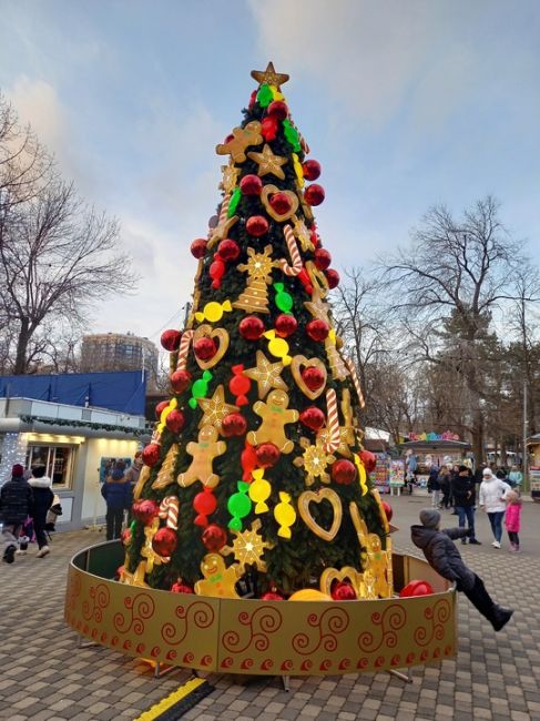 На Семашко сегодня не горят новогодние украшения...
Новый год -..