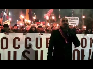 Новогодние танцы в центре Ростова у главной ёлку перед входом в парк Горького. Ростов..