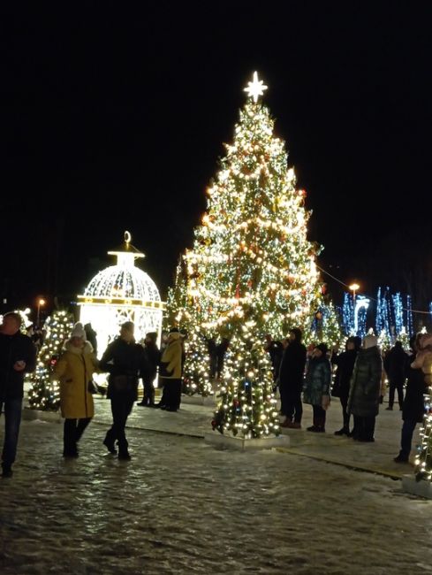 🎄Новогодняя атмосфера у Морского собора в Кронштадте 
 
Захватывающее мультимедийное шоу можно посмотреть..