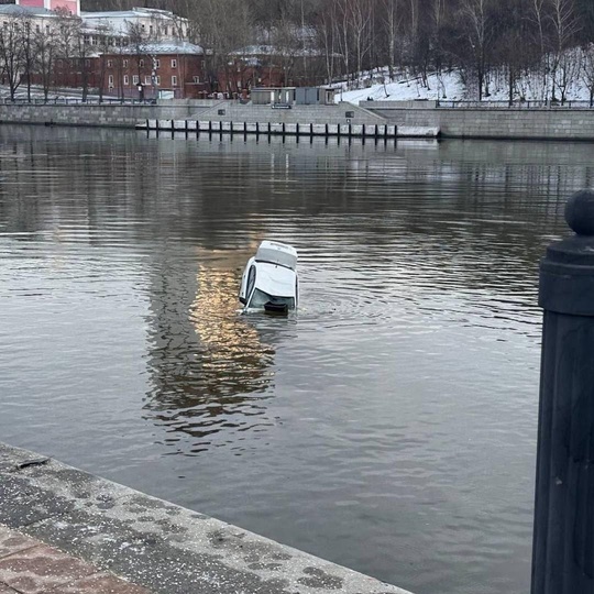 Автомобиль с людьми упал в Москву-реку.

На месте работают спасатели и водолазы.

Информация о пострадавших..