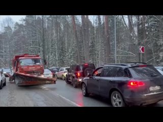 В Раифе началась эвакуация машин, припаркованных у въезда. Водители, оставившие автомобили в неположенном..