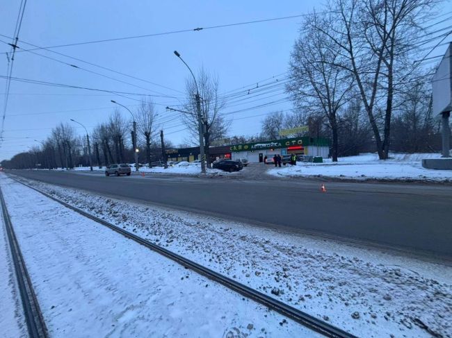 Вчера в 16:30 водитель Хендай Туксон, двигался по улице Сибиряков-Гвардейцев, при перестроении столкнулся с..