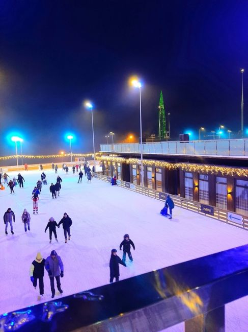 🎄Уникальная новогодняя панорама Санкт-Петербурга 

Необычный вид городу придали праздничные иллюминации..