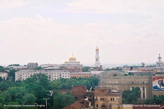 📸 Серия снимков с крыши здания на Буденновском, 46 (доходный дом Чирикова), сделанная летом 2001 г. 
 
Раньше по..