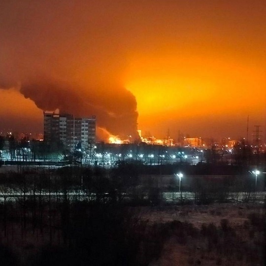 Взрывы и серьёзный пожар в промзоне в Гатчине Ленинградской области. 
 
Мощный пожар сегодня произошёл на..