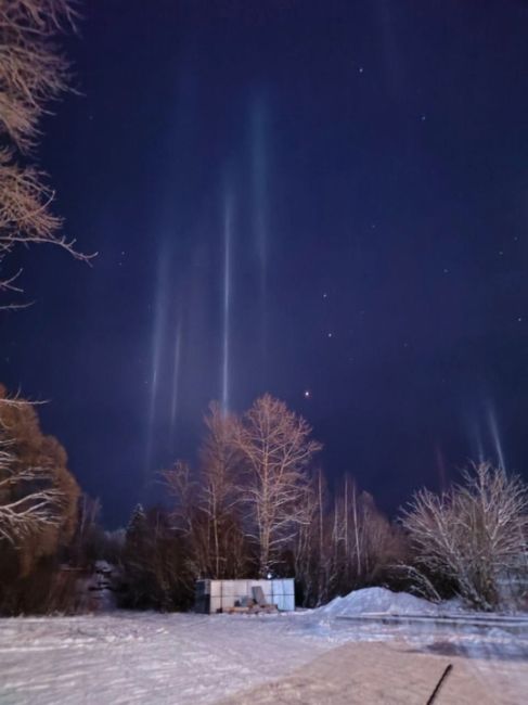 😍Световыми столбами можно было полюбоваться этой ночью в Ленобласти 
 
Это редкое атмосферное явление,..