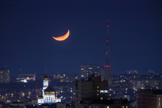 Такая Луна была вчера над Ростовом!

Фото: Денис..