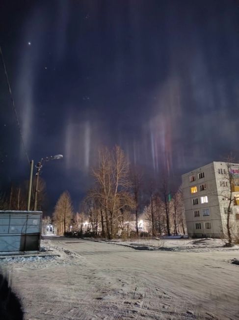 😍Световыми столбами можно было полюбоваться этой ночью в Ленобласти 
 
Это редкое атмосферное явление,..